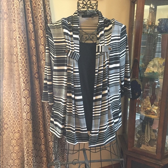 Beautiful B&W top by Notations - Picture 2 of 8